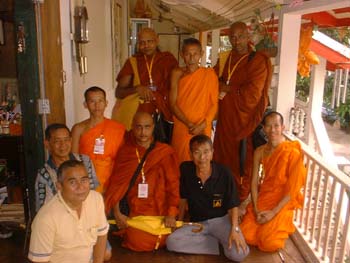 International Vesak day in Thiland 2006 - offering Buddha's statues from temple 2.jpg